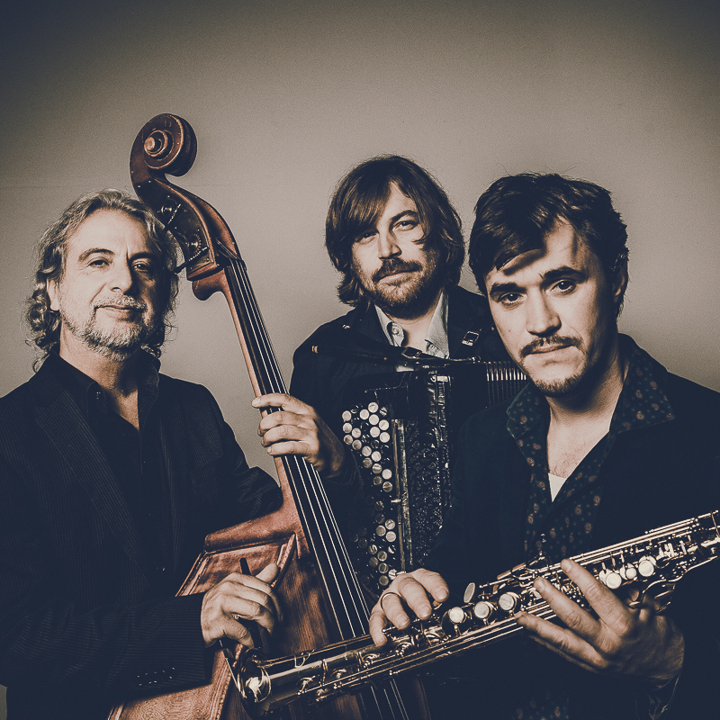 Трио музыкантов. Песня trio. Трио песни. Известные трио в музыке. Джаз бэнд певец.