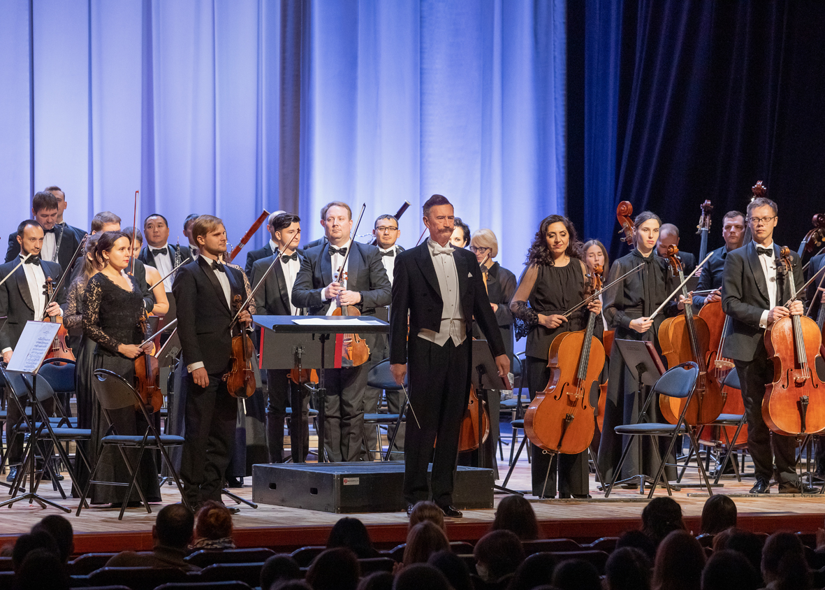 Трио олега аккуратова. Филармонический камерный оркестр новосибирск. Кто выступает в филармонии. Дирижер тюменский филармонический симфонический. Филармония что это такое простыми словами.